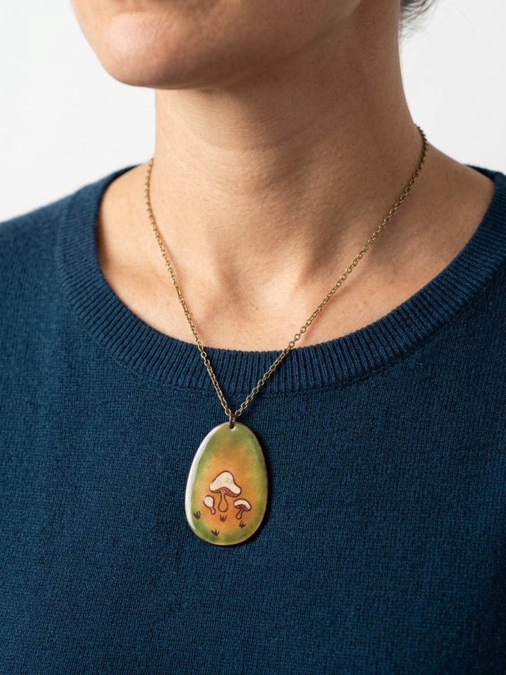 Vintage 1970s Gold-Tone Mushroom Pendant Necklace - Green enamel
